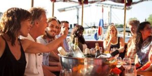 Amsterdam: Private Luxury Cruise with Pizza and Drinks - Pizza, unlimited wine and beer: the food part is the point