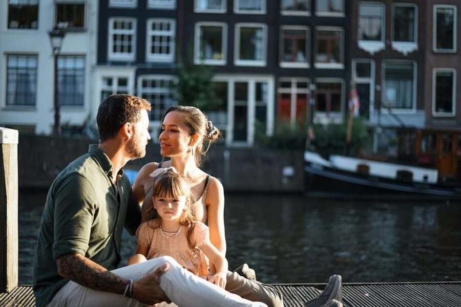 Amsterdam: Private Photoshoot in iconic locations - 40 minutes with Camila Moreno at Rijkmuseum gardens