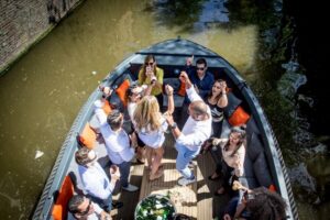 Amsterdam: Private Prosecco Canal Cruise Tour - Getting on board at Oosterdokskade 8, near Central Station