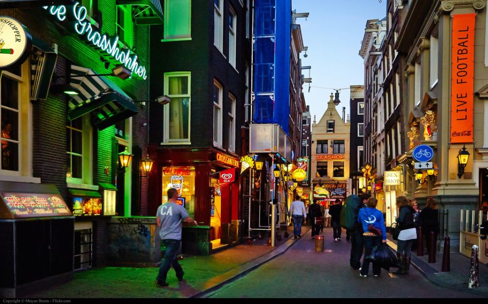 Amsterdam: Private Red Light District and Food Tour - Why This Private Red Light District + Dutch Food Combo Works