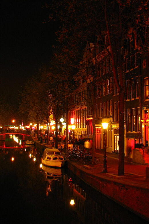 Amsterdam: Private Red Light District Tour in Spanish - Zeedijk Street and Chinatown: the district’s changing face