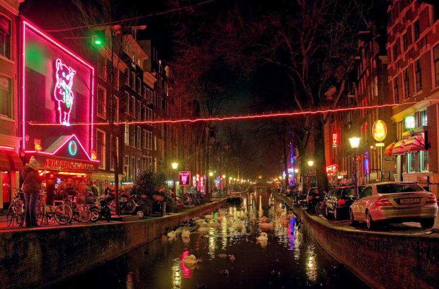 Amsterdam: Private Red Light District Tour in Spanish - Quick tips for a smoother 2-hour walk