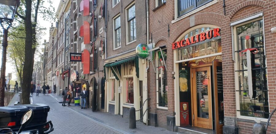Amsterdam: Private Red Light District Tour in Spanish - Meeting at Prins Hendrikkade: start with an easy first step