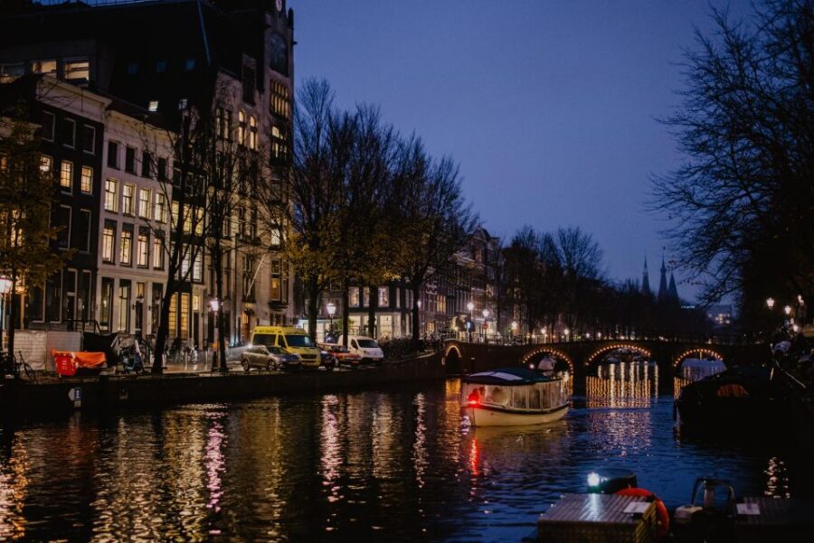 Amsterdam: Private Romantic Evening Boat Tour with Prosecco - Key things you’ll notice