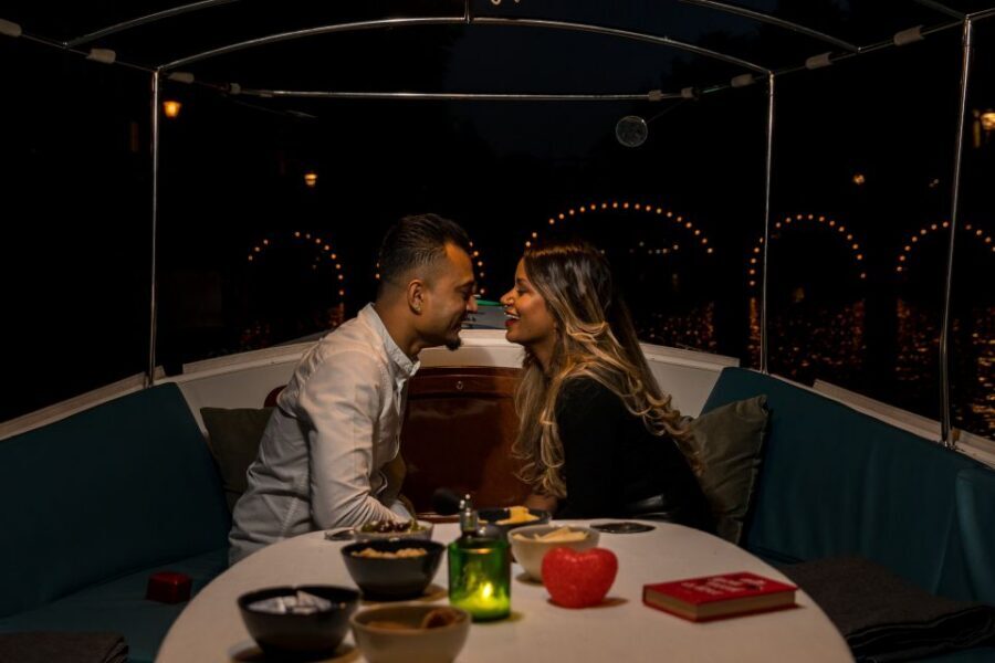 Amsterdam: Private Romantic Evening Boat Tour with Prosecco - The Prosecco-and-snacks plan actually works