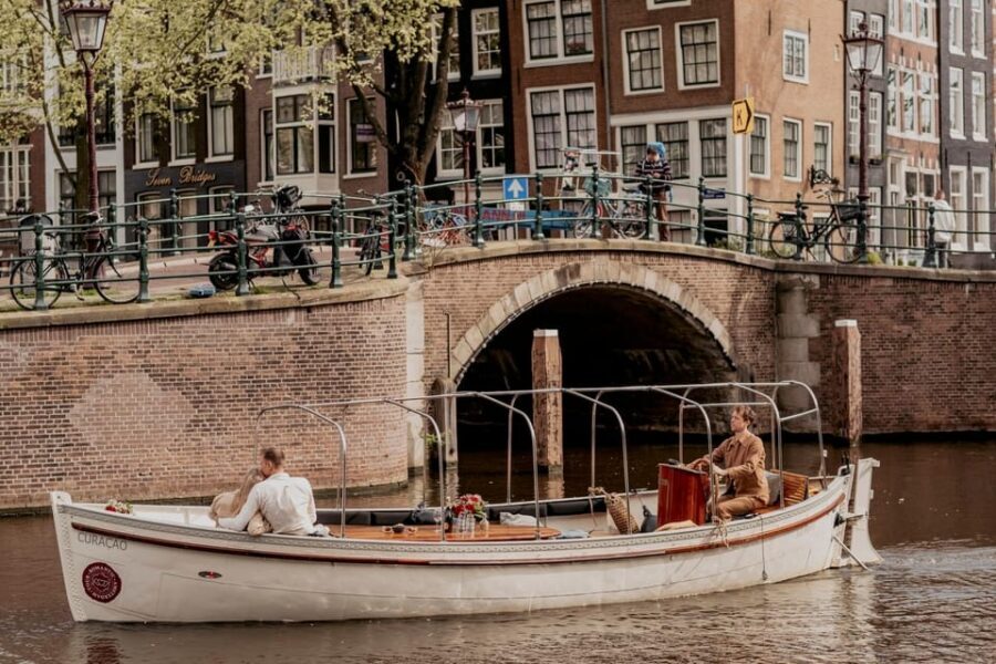 Amsterdam: Private Romantic Evening Boat Tour with Prosecco - Who this cruise suits best