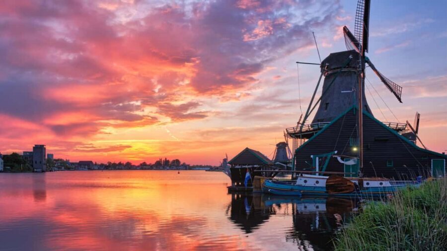 Amsterdam: Private Tour Giethoorn, Zaanse Schans Local Guide - Timing, weather, and what to bring for a 9-hour day
