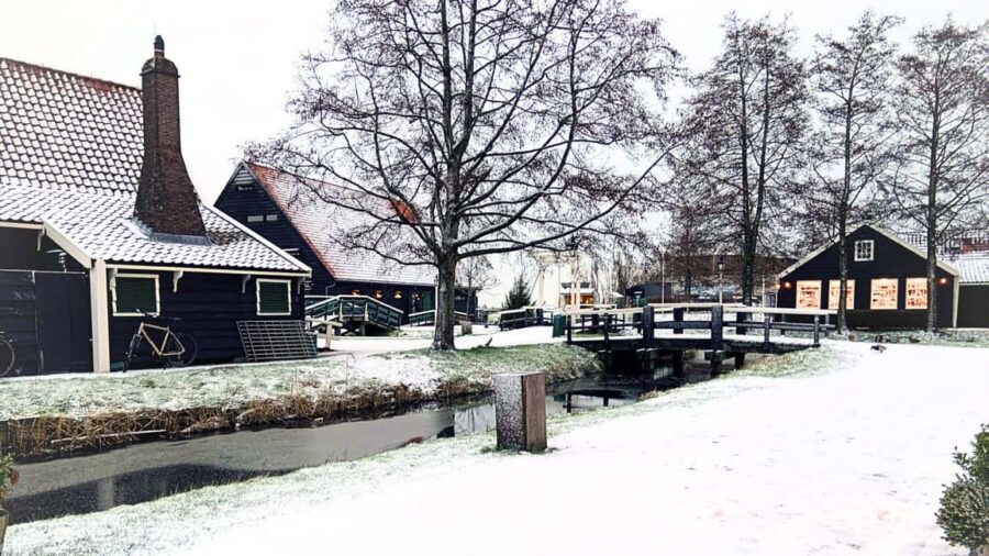 Amsterdam: Private Tour Giethoorn, Zaanse Schans Local Guide - Clogs and craft: the hands-on stop that people remember