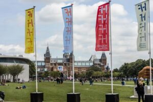 Amsterdam: Private Walking Tour of Jordaan & De 9 Straatjes - Starting at the National Monument: how the tour sets the tone