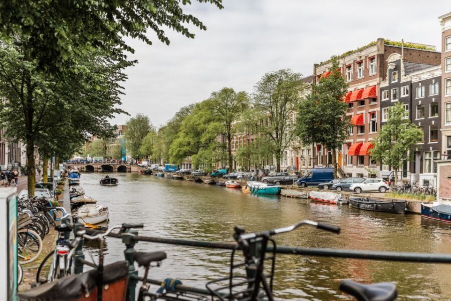 Amsterdam: Private Walking Tour of Jordaan & De 9 Straatjes - De 9 Straatjes: small streets, big personality changes