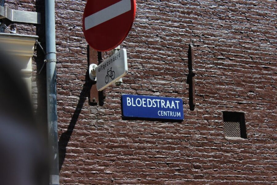 Amsterdam: Red Light District 1-hour Smartphone Audio Tour - Smartphone audio logistics: how to make it run smoothly