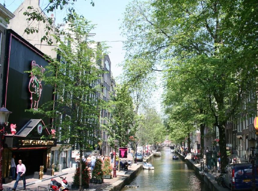Amsterdam: Red Light District and Coffeeshop tour - Key things you’ll notice on the walk