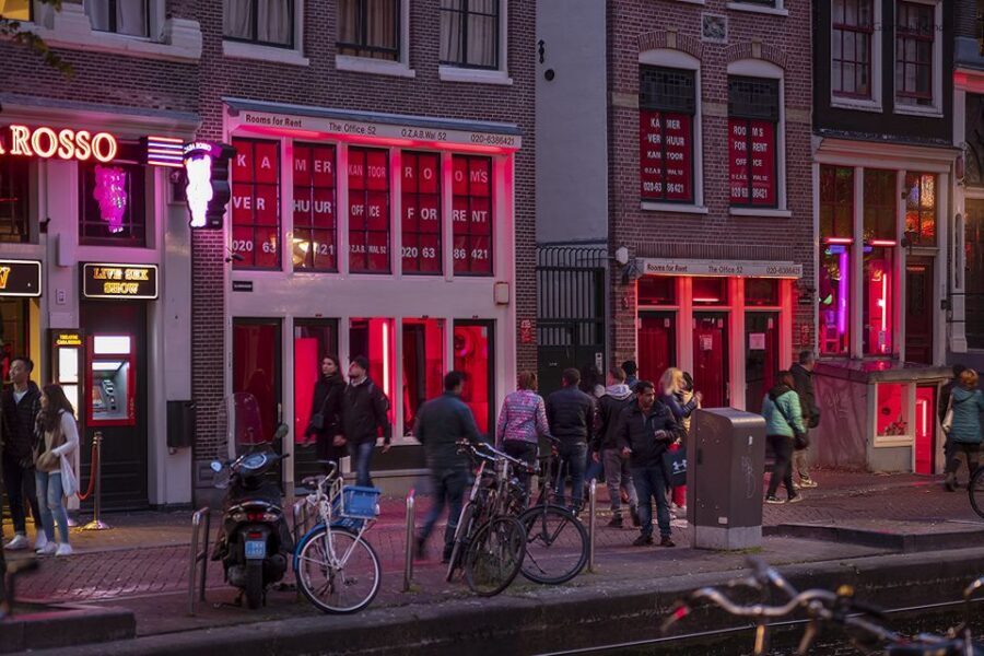 Amsterdam: Red Light District and Coffeeshop tour - Old Amsterdam Meets Chinatown on Zeedijk