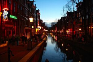 Amsterdam Red Light District and Old Town Walking Tour - The 2-hour route: from canal-side streets to the Old Church core