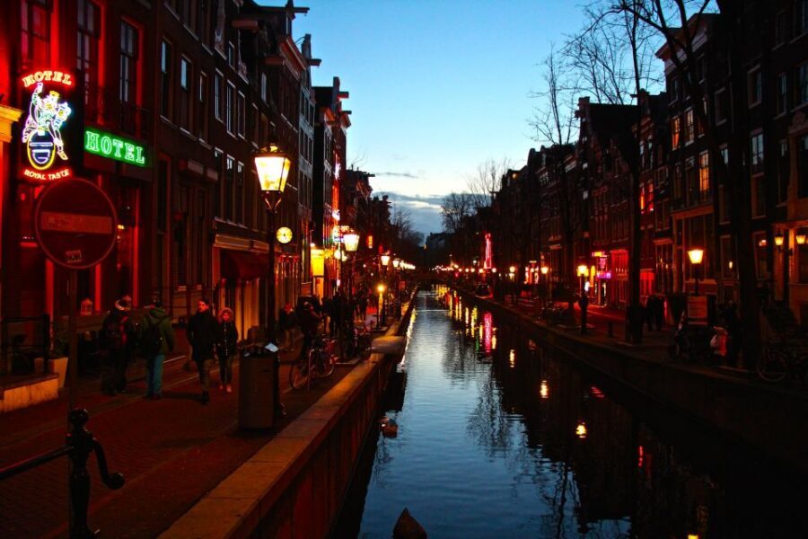Amsterdam Red Light District and Old Town Walking Tour - The 2-hour route: from canal-side streets to the Old Church core