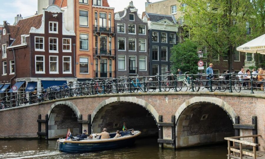 Amsterdam: Red Light District & City Tour German or English - Beurs van Berlage and the canal belt mood: Amsterdam in walking-scale