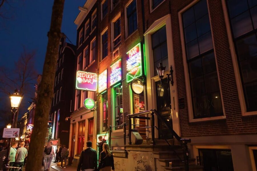 Amsterdam: Red Light Tour Exclusive + Peep Show - Timing tips: when the streets get louder