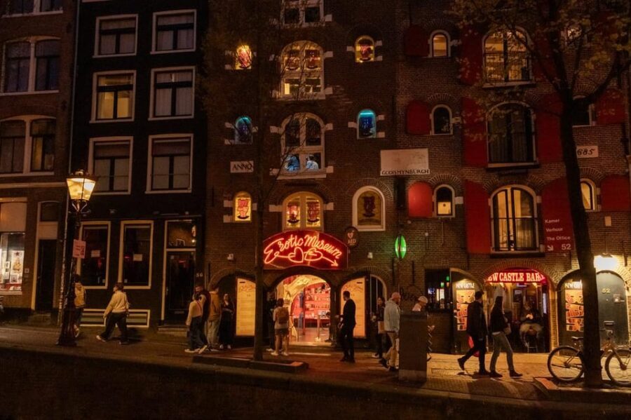 Amsterdam: Red Light Tour Exclusive + Peep Show - Sex Palace and the live peep show: what to expect