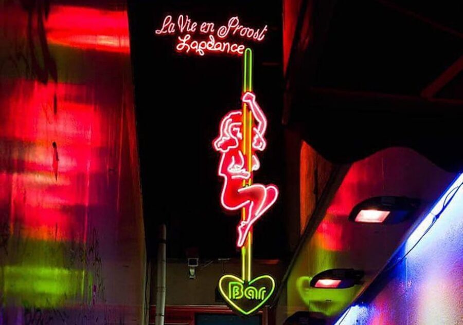 Amsterdam: Red Light Tour Exclusive + Peep Show - Price and value for a 1.5-hour exclusive walk