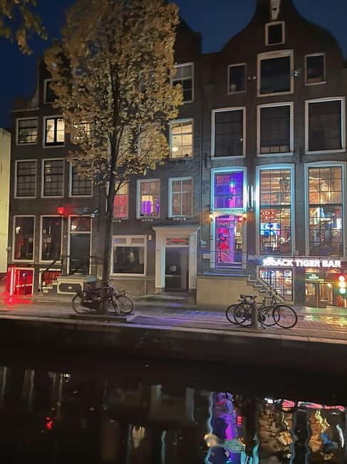 Amsterdam: Red light tour in German/English for groups of 4 people or more - Key highlights worth showing up for