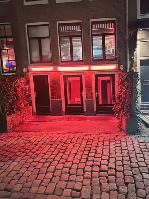 Amsterdam: Red light tour in German/English for groups of 4 people or more - Meeting point at St. Nicolas Church, close to Amsterdam Centraal
