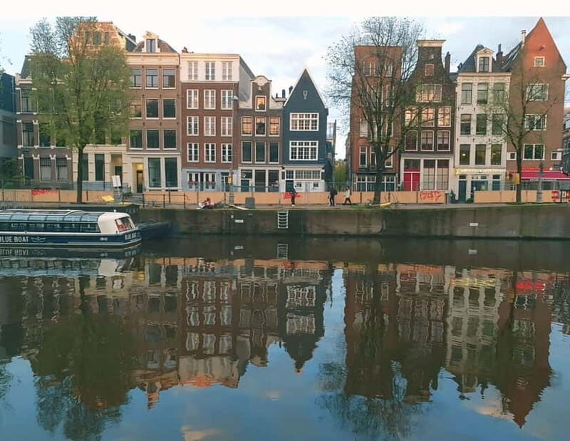 Amsterdam: Red light tour in German/English for groups of 4 people or more - Asking about how meetings work and the security situation