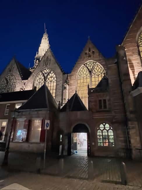 Amsterdam: Red light tour in German/English for groups of 4 people or more - Learning about entertainment: live shows, bars, and pubs along the way