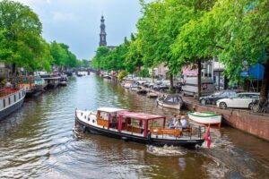 Amsterdam: Small-Group Canal Cruise incl. Drinks and Snacks - Why the max-10 size matters on Amsterdam’s canals