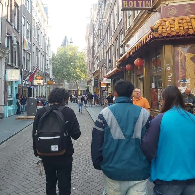 Amsterdam: Spanish Tour Unmasking the Redlight District - Nieuwmarkt Square and De Waag: old city power in plain sight