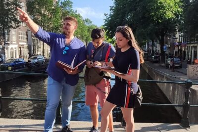 Amsterdam Treasure Hunt: The Mystery of a Secret Sender - Starting at Zwanenburgwal 178: easy to find, simple to finish