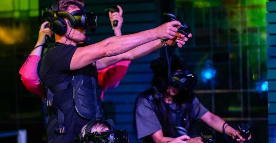Amsterdam: Ultimate VR Experience: 60 minutes - Inside the free-roaming zone: 36m², full-body tracking, and shared space