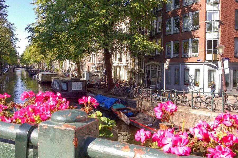 Amsterdam Walking Tour and Canal Cruise - 4 hours, 5 km, and a pace that feels like a local plan
