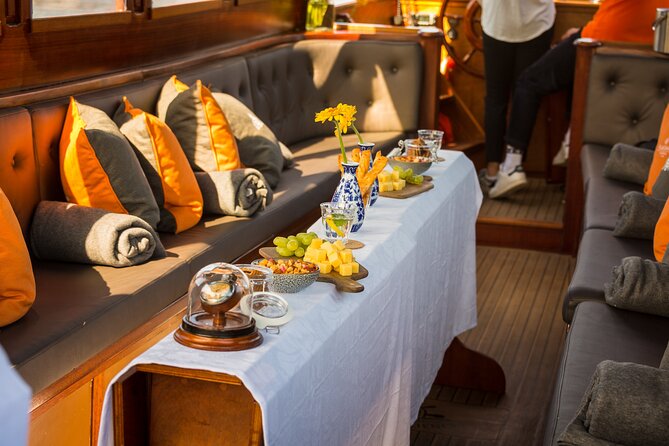 Amsterdam Walking Tour and Cruise with Drinks and Cheese Tasting - Where the tour starts at Beursplein (and how to avoid the classic confusion)