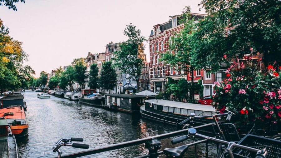 Amsterdam Walking Tour with a Local - Why an Amsterdam local walk beats a rigid sightseeing checklist
