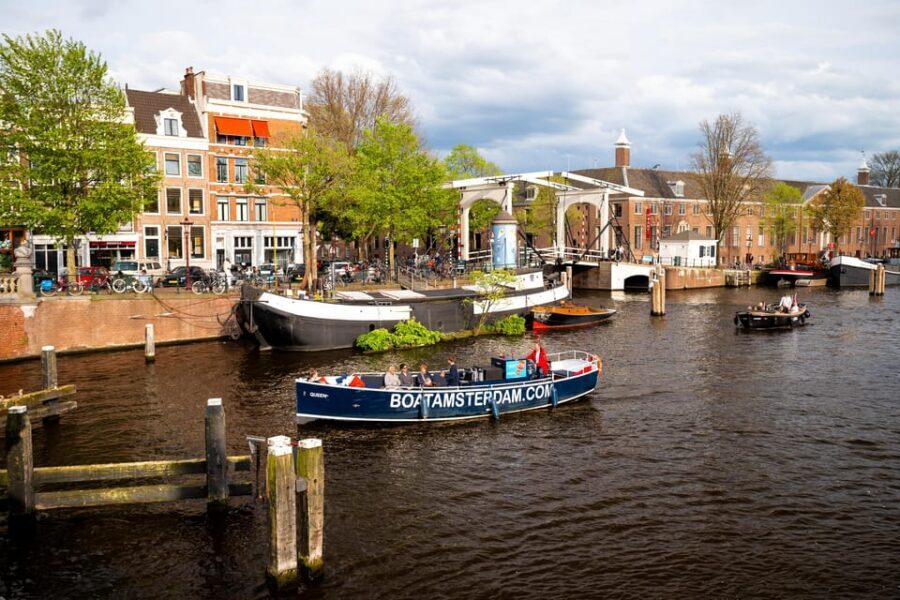 Amsterdam:Old City Canal Cruise with Live Guide and Open Bar - Live English Guiding: How Stories Make The Sights Make Sense