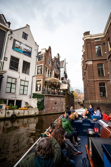 Amsterdam:Old City Canal Cruise with Live Guide and Open Bar - Tips That Improve The Cruise Instantly