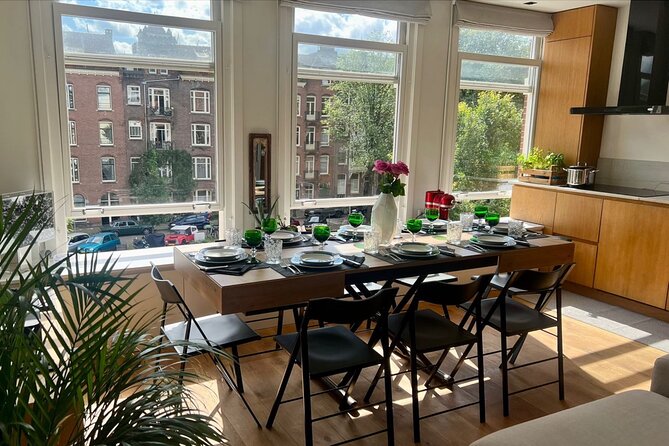 Authentic Italian Dinner in Cozy Canal Home in Amsterdam - Inside Cucina Beatrice: Luca’s open-kitchen rhythm