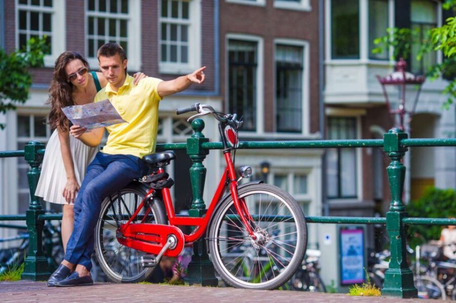 Bike Tour of Amsterdam Old Town, Top Attractions and Nature - Getting started at Bike in Town on Spuistraat