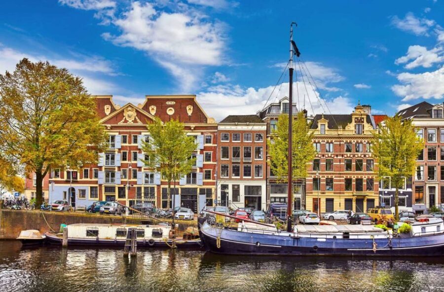 Bike Tour of Amsterdam Old Town, Top Attractions and Nature - Dam Square to Central Station: red lights, churches, and quick landmark pauses