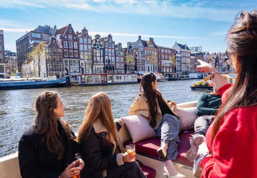 CHEESE AND DRINKS TOUR: A TASTE OF AMSTERDAM ON THE CANALS - Why this Amsterdam cheese and drinks cruise feels different