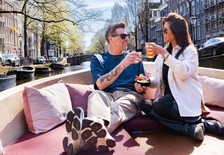CHEESE AND DRINKS TOUR: A TASTE OF AMSTERDAM ON THE CANALS - Getting on and off at Oudezijds Voorburgwal: simple, but mind the step
