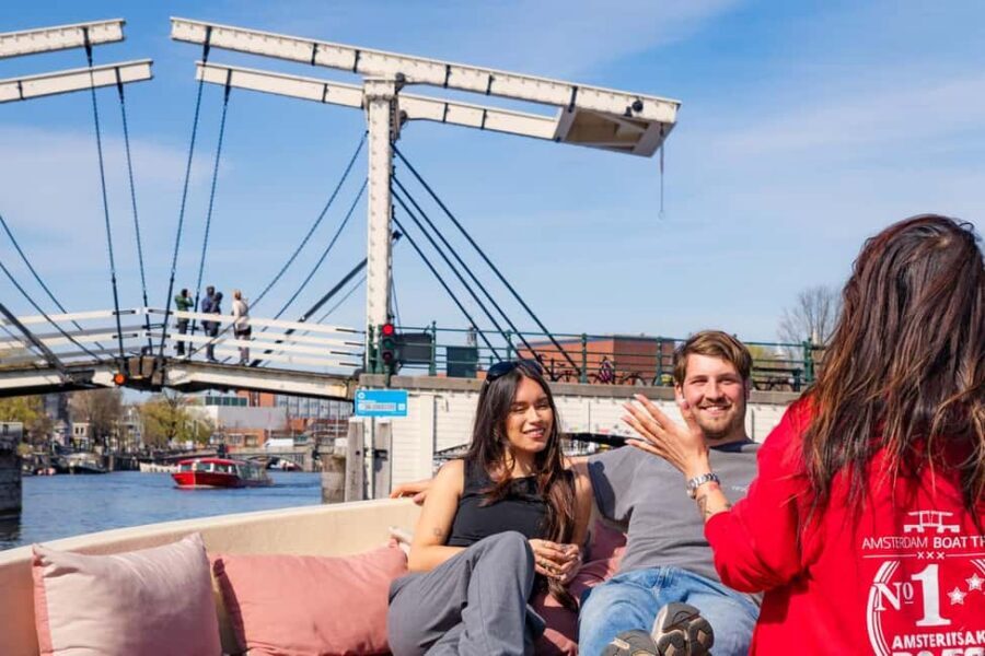 CHEESE AND DRINKS TOUR: A TASTE OF AMSTERDAM ON THE CANALS - Live guide storytelling: why it makes the hour worthwhile