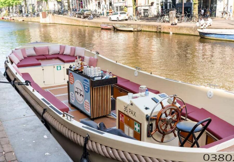 CHEESE AND DRINKS TOUR: A TASTE OF AMSTERDAM ON THE CANALS - Who should book this cheese and drinks canal cruise