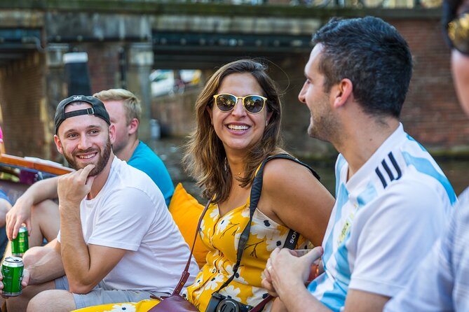 Classic Salonboat Tour in Amsterdam Including Cheese and Wine - Spiegelkwartier and the Amstel: culture looks different from the water