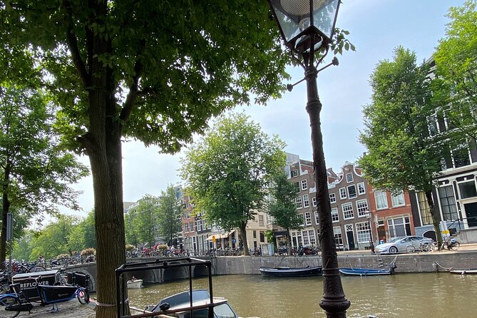 CULTURE with bite, culinary city tour - Stop 3: The Jordaan—houseboats, canals, and appeltaart with slagroom