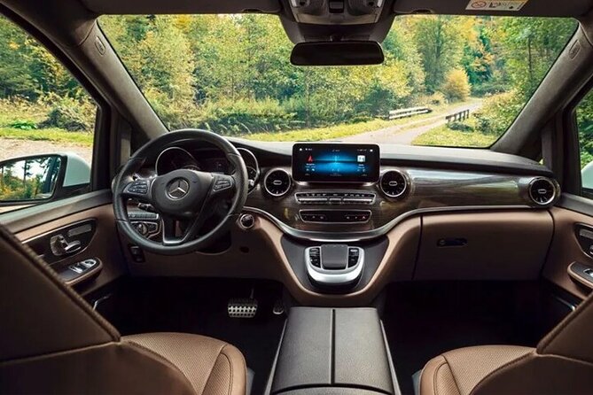 Departure from Amsterdam City to Amsterdam Airport AMS by Minivan - Amsterdam-to-Schiphol by Mercedes V-Class: what this transfer does best