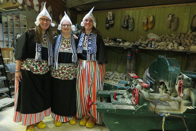 Dutch Experience in Volendam with Traditional Outfits - Tastings: cheeses, fruit wine, and Dutch cookies