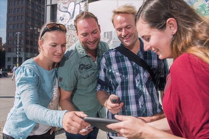 e-Scavenger hunt Volendam: Explore the city at your own pace - Price and logistics: what $37.33 gets your group