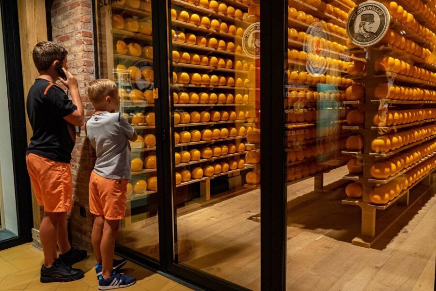 Edam: Edam Cheese Museum Entry Ticket - Languages and Pace: Easy for International Trips