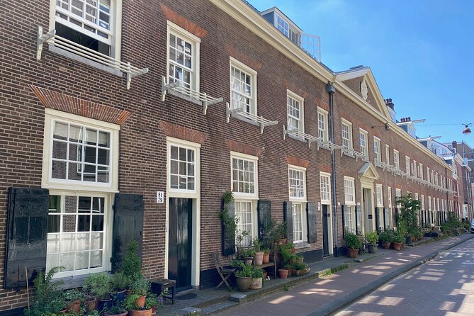Explore hidden streets with friends - Private Tour - From the central square to a former town hall building